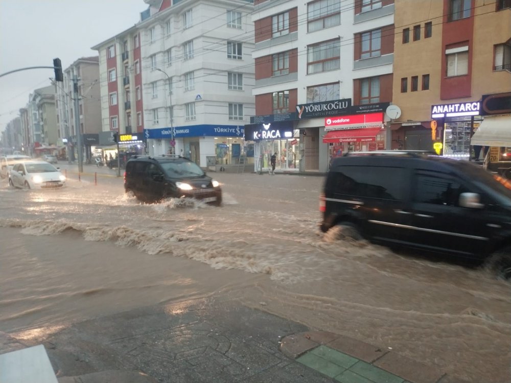 Şiddetli yağış Eskişehir’i esir aldı