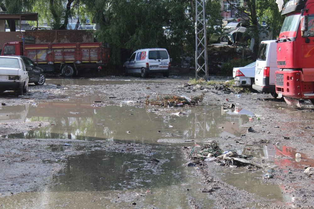 Ankara’da sağanak yağış felaketi getirdi! Oto Sanayii'ndeki iş yerlerini su bastı araçlar suya gömüldü