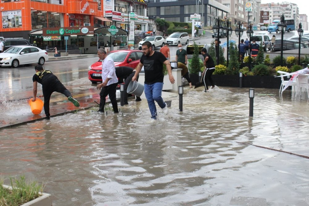 Ankara’da sağanak yağış sonrası iş yerleri kullanılamaz hale geldi! İtfaiye izledi