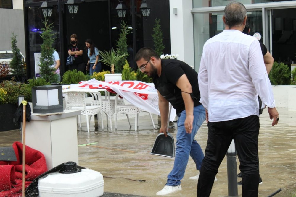 Ankara’da sağanak yağış sonrası iş yerleri kullanılamaz hale geldi! İtfaiye izledi