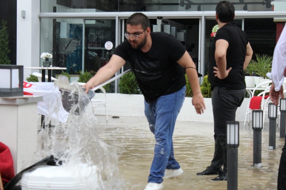 Ankara’da sağanak yağış sonrası iş yerleri kullanılamaz hale geldi! İtfaiye izledi