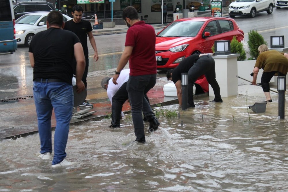 Ankara’da sağanak yağış sonrası iş yerleri kullanılamaz hale geldi! İtfaiye izledi