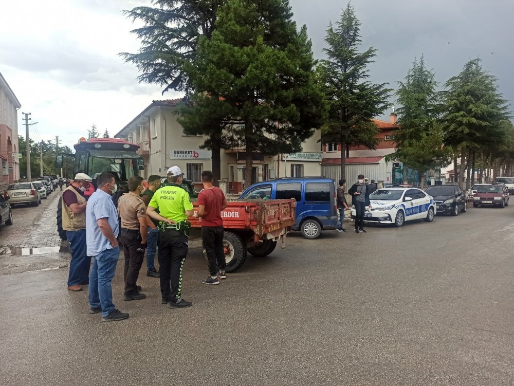 Ehliyetsiz traktör sürücüsü elektrikli bisiklete çarptı! Genç kız ölümden döndü