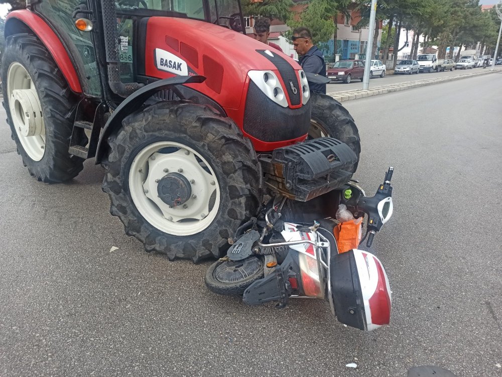 Ehliyetsiz traktör sürücüsü elektrikli bisiklete çarptı! Genç kız ölümden döndü