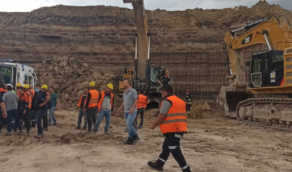Konya'da kömür ocağında iş makinesinin üzerine toprak kaydı! 1 yaralı