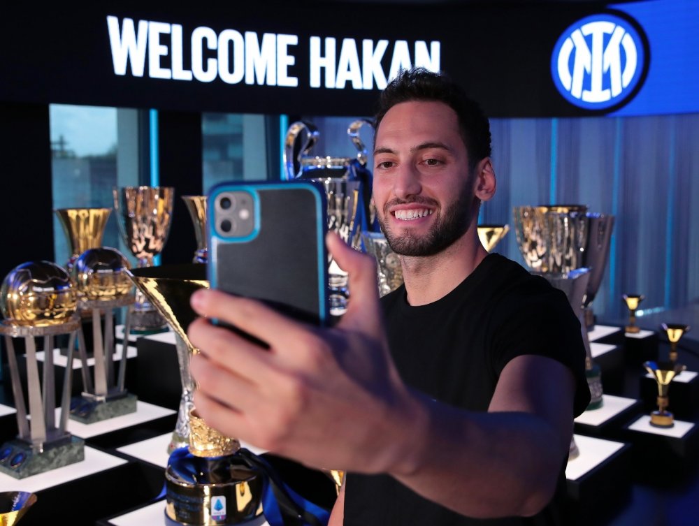 Milli futbolcu Hakan Çalhanoğlu erie A şampiyonu Inter'e transfer oldu