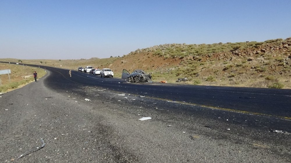 Otomobille çarpışan tuğla yüklü kamyon devrildi! 2 ölü 2’si ağır 3 yaralı