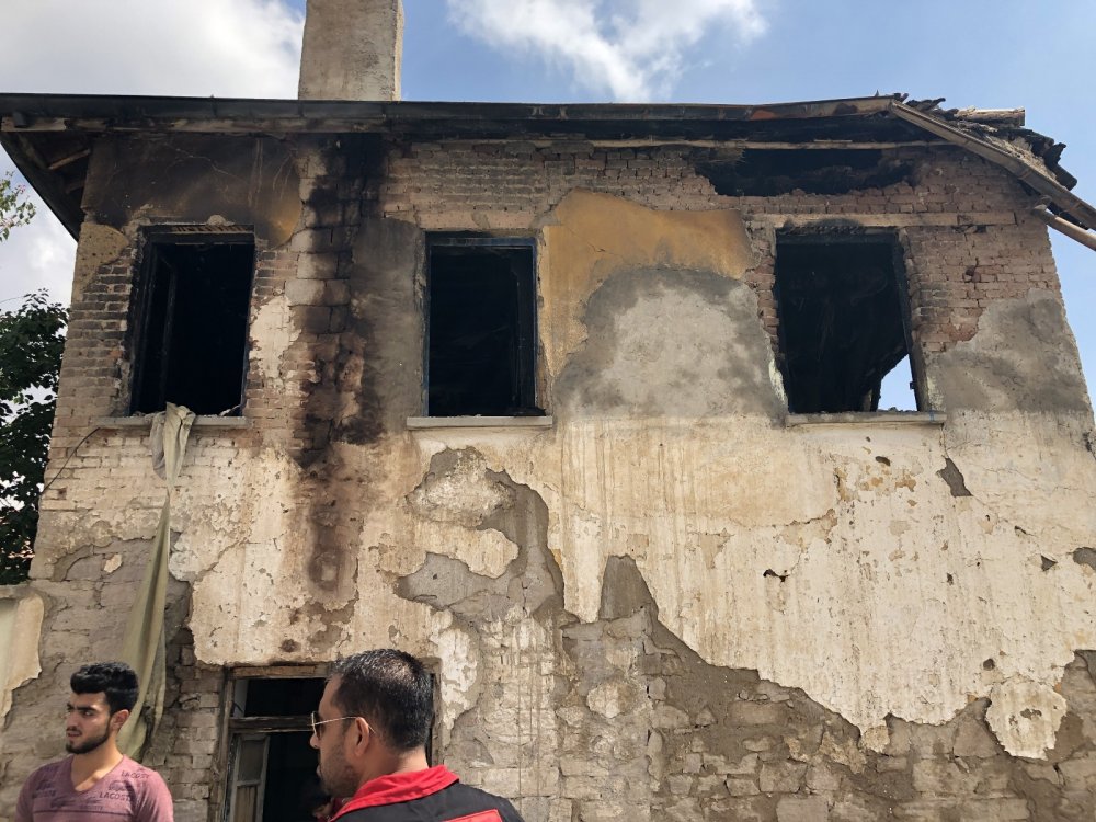 Konya'da ikinci kez yanan evde acı ölüm! 3 minik kız kardeşten geriye kalanlar yürek burktu