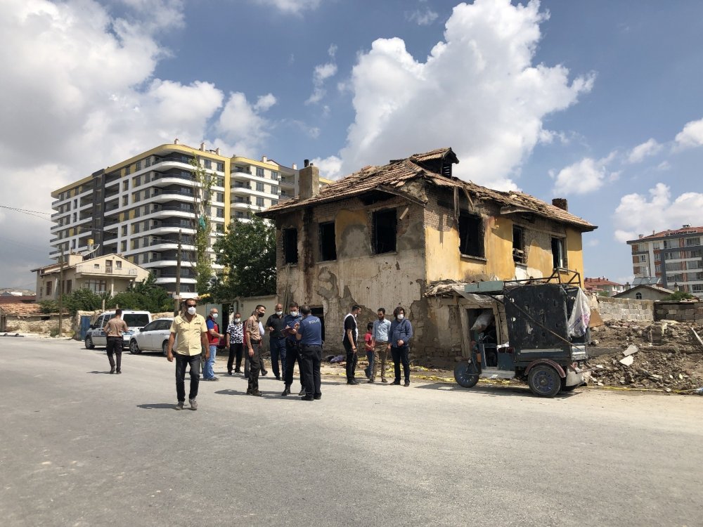 Konya'da ikinci kez yanan evde acı ölüm! 3 minik kız kardeşten geriye kalanlar yürek burktu