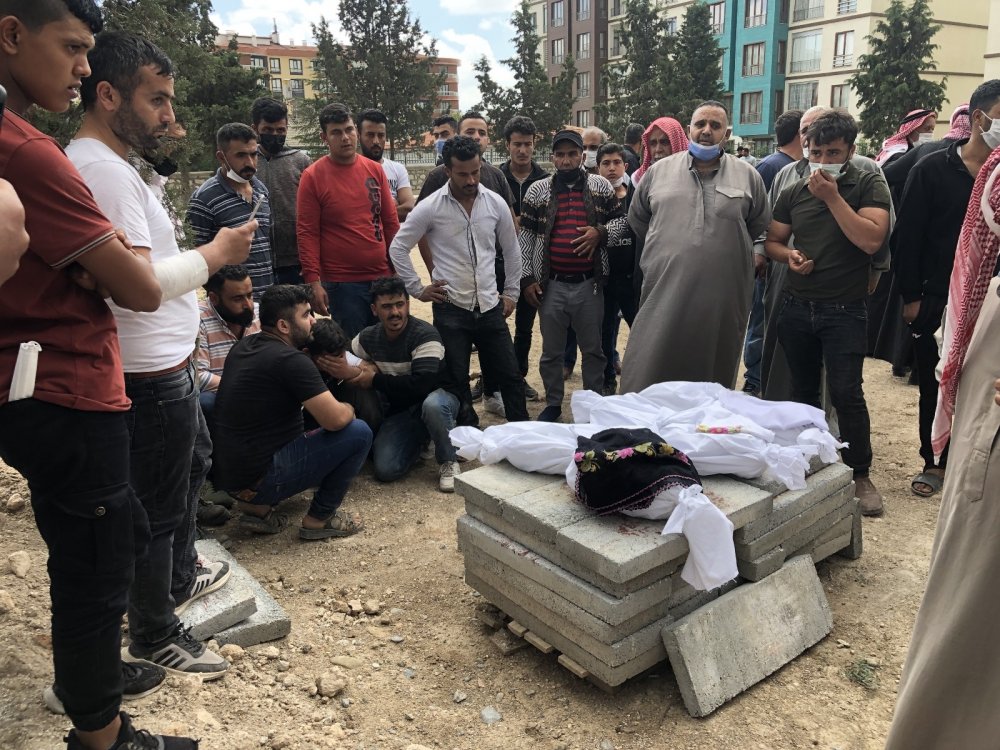 Konya'da yürek yakan cenaze! 3 minik kardeş yan yana defnedildi