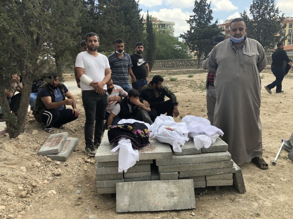 Konya'da yürek yakan cenaze! 3 minik kardeş yan yana defnedildi