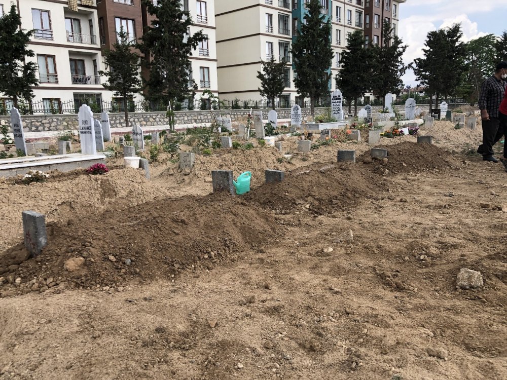 Konya'da yürek yakan cenaze! 3 minik kardeş yan yana defnedildi