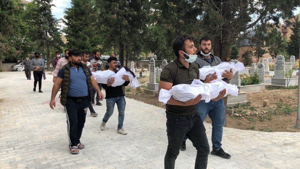 Konya'da yürek yakan cenaze! 3 minik kardeş yan yana defnedildi