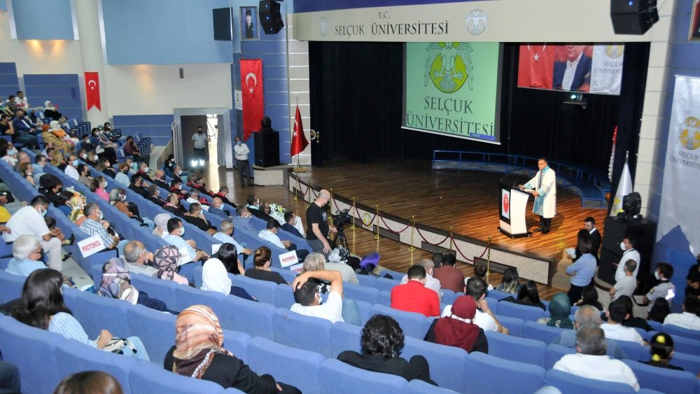 Selçuk Üniversitesi Veteriner Fakültesi'nde mezuniyet heyecanı