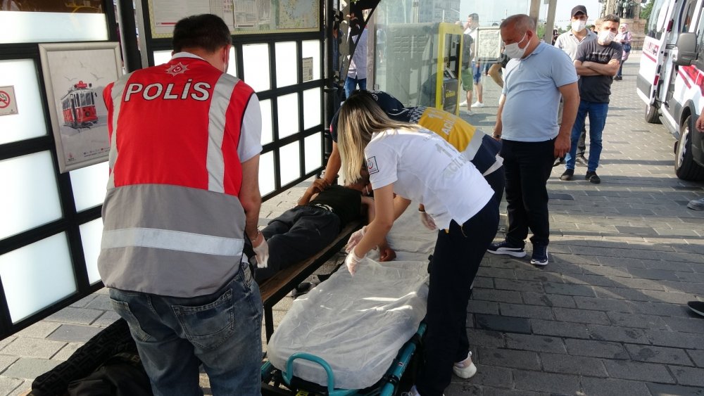 Tramvay durağında uyuşturucu krizine girdi! İlk müdahaleyi Suriyeli doktor yaptı