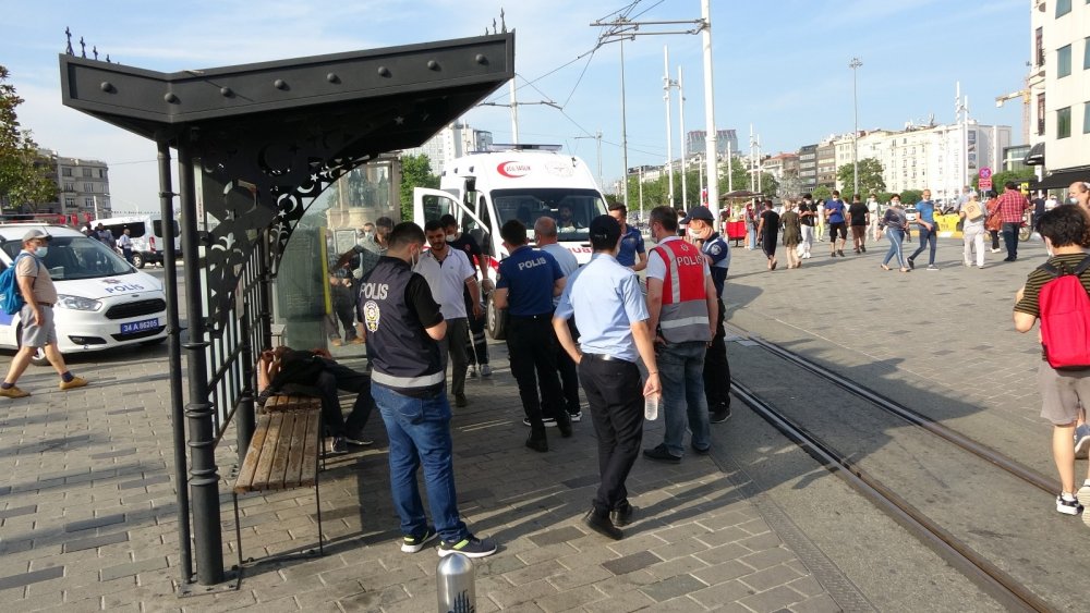 Tramvay durağında uyuşturucu krizine girdi! İlk müdahaleyi Suriyeli doktor yaptı