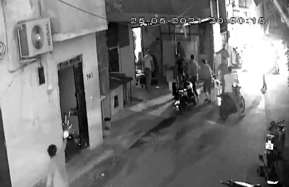 Kavgada ağabeyini kurtarmak istedi öldürdü