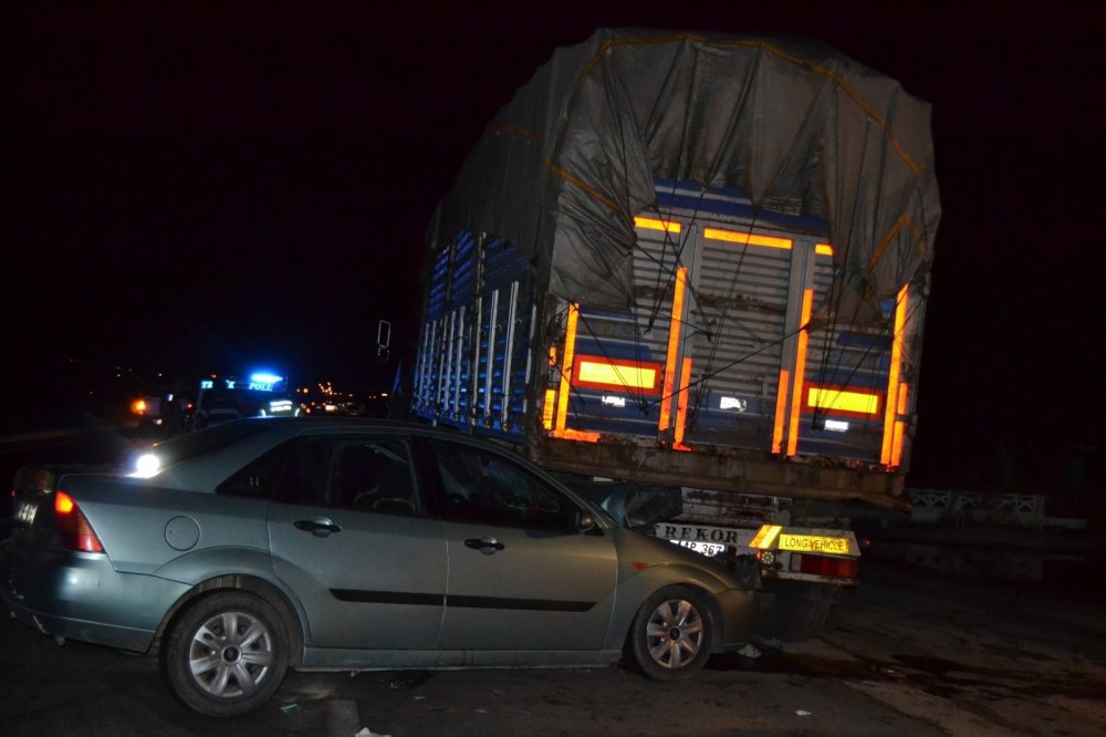 Otomobil önce araca sonra parktaki tıra çarptı! 5 yaralı