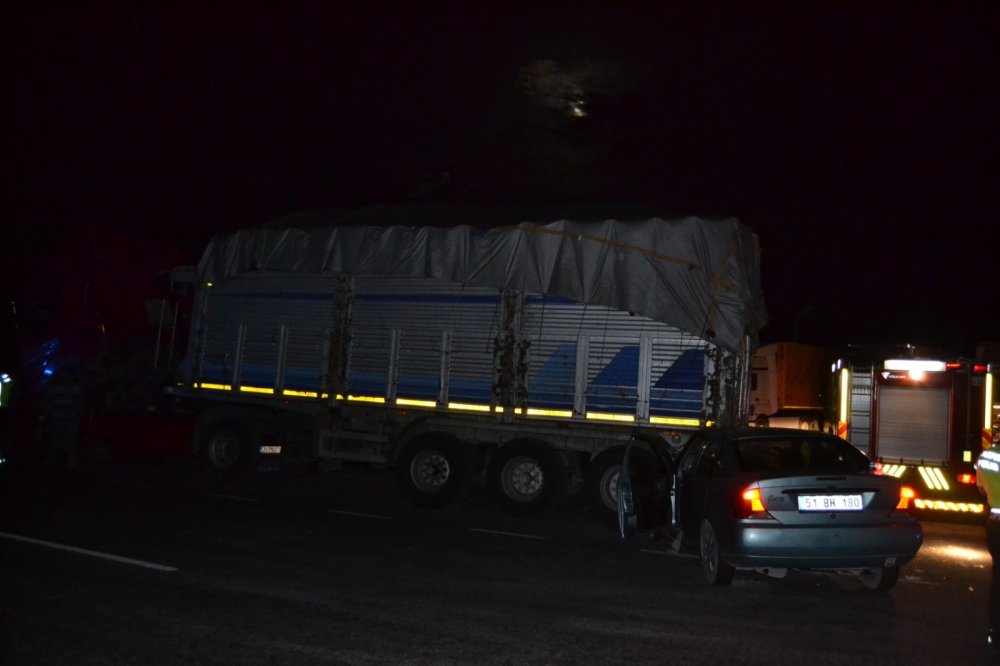 Otomobil önce araca sonra parktaki tıra çarptı! 5 yaralı