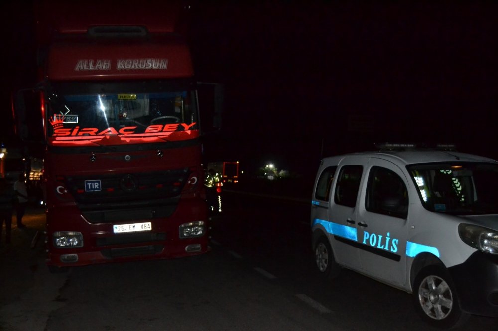 Otomobil önce araca sonra parktaki tıra çarptı! 5 yaralı