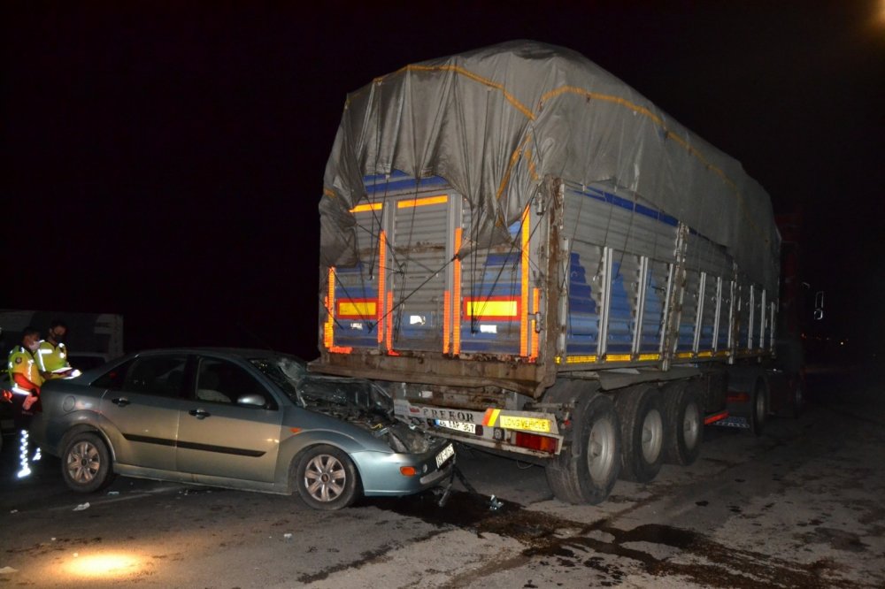 Otomobil önce araca sonra parktaki tıra çarptı! 5 yaralı