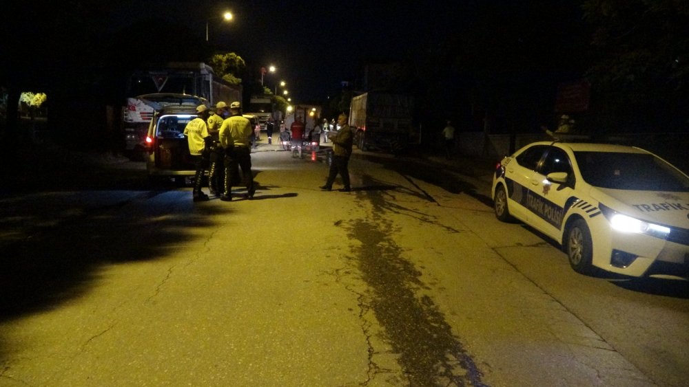 Tıra arkadan çarpan motosiklet sürücüsü öldü