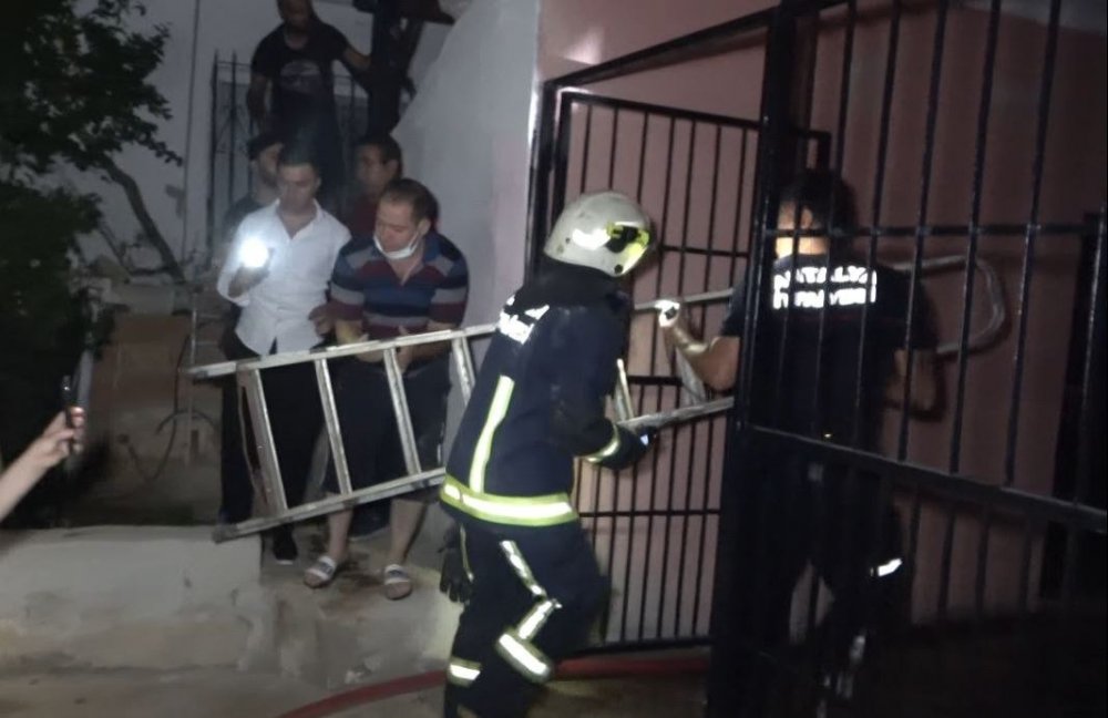 Antalya'da cam fabrikası alev alev yandı! Mahalleli yardıma koştu