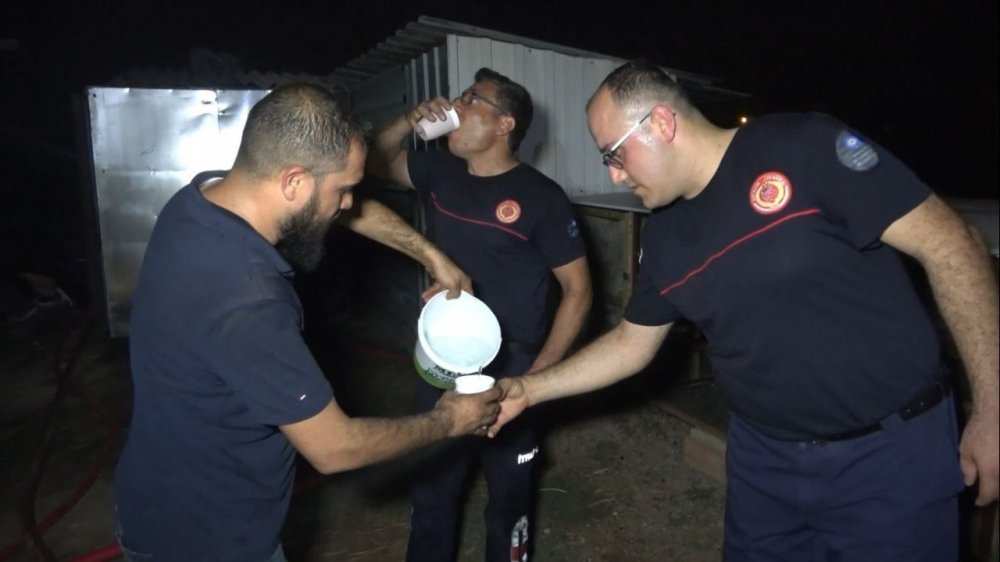 Antalya'da cam fabrikası alev alev yandı! Mahalleli yardıma koştu