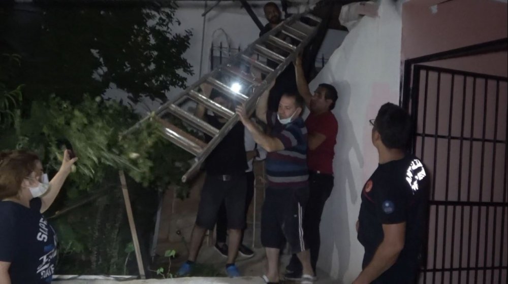 Antalya'da cam fabrikası alev alev yandı! Mahalleli yardıma koştu