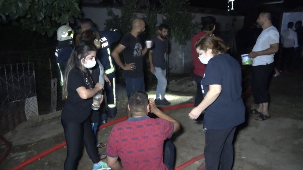 Antalya'da cam fabrikası alev alev yandı! Mahalleli yardıma koştu