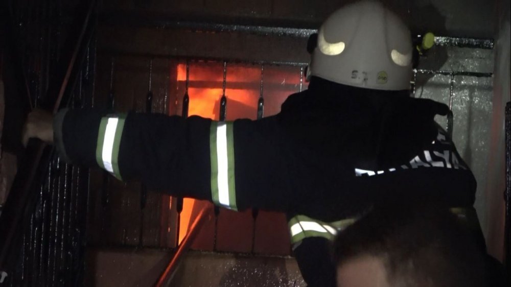 Antalya'da cam fabrikası alev alev yandı! Mahalleli yardıma koştu