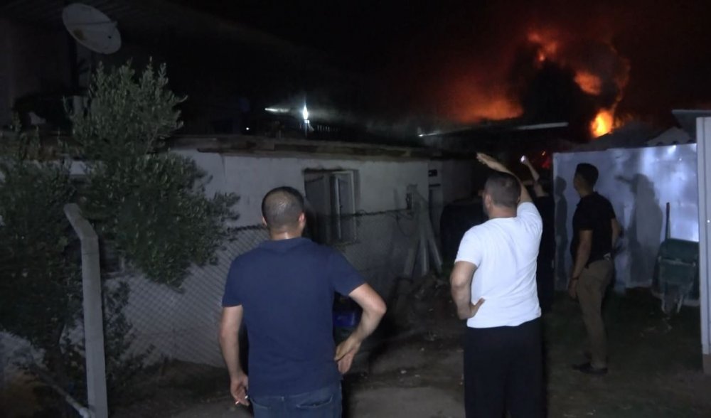 Antalya'da cam fabrikası alev alev yandı! Mahalleli yardıma koştu