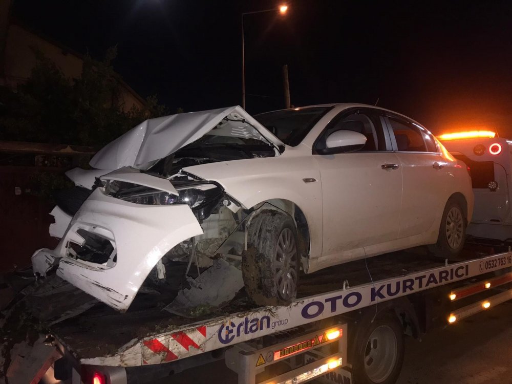 Elazığ'da otomobil aydınlatma direğine çarptı! 2 yaralı