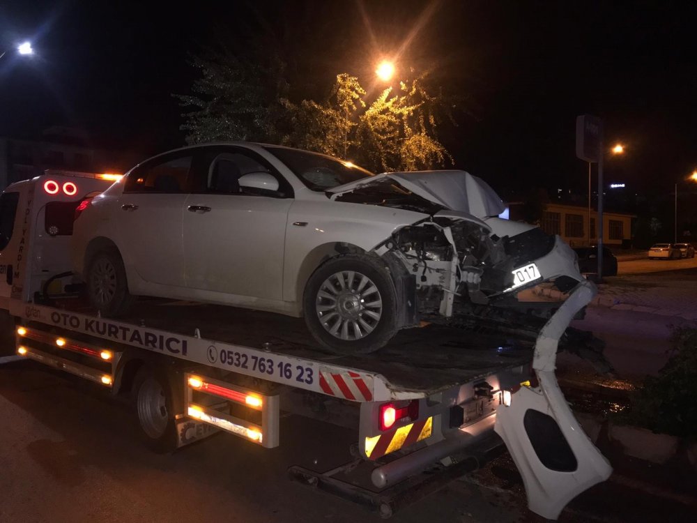 Elazığ'da otomobil aydınlatma direğine çarptı! 2 yaralı