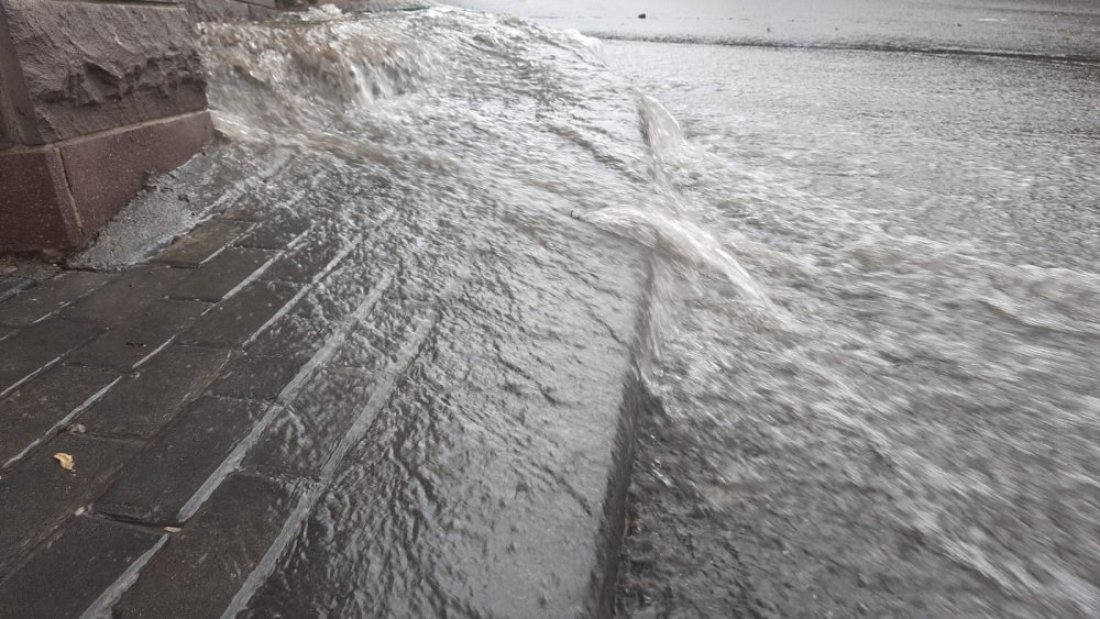 Ankara’da cadde ve sokaklar göle döndü