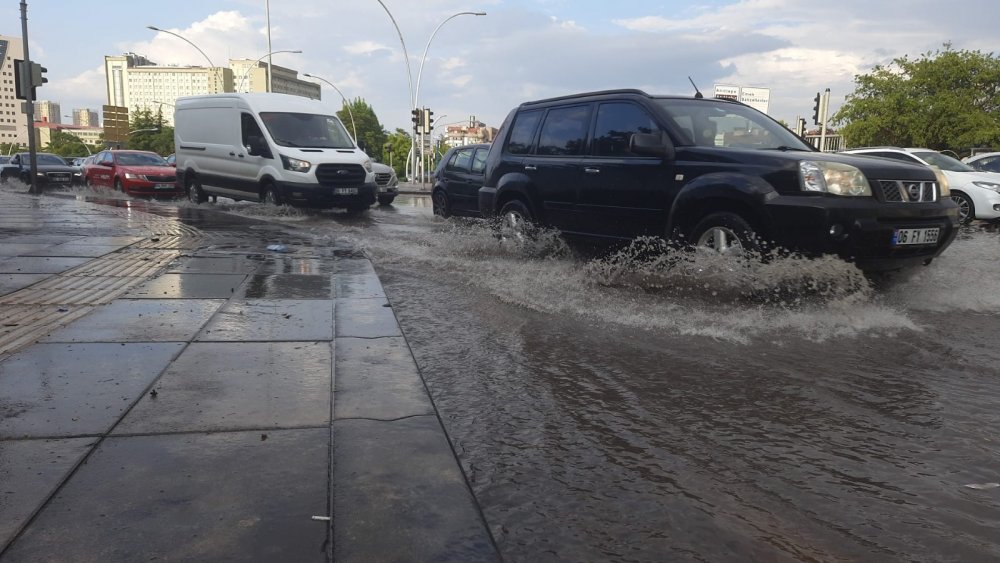 Ankara’da cadde ve sokaklar göle döndü