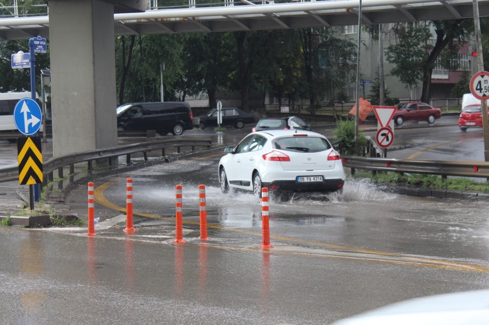 Ankara’da cadde ve sokaklar göle döndü