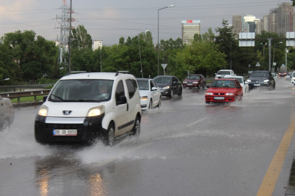 Ankara’da cadde ve sokaklar göle döndü