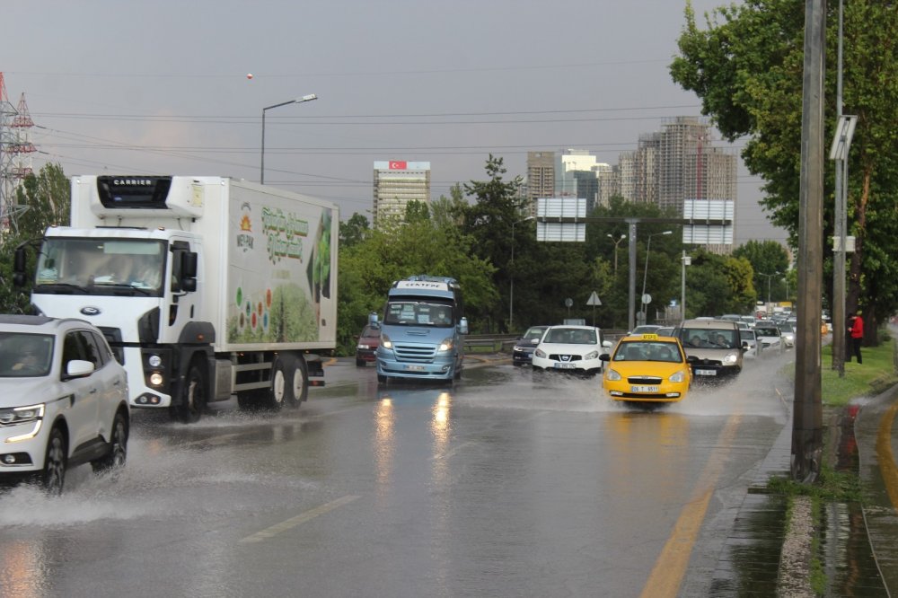 Ankara’da cadde ve sokaklar göle döndü