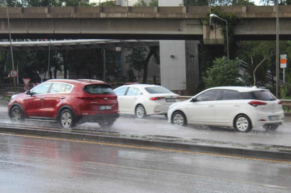 Ankara’da cadde ve sokaklar göle döndü