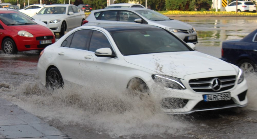 Ankara’da cadde ve sokaklar göle döndü