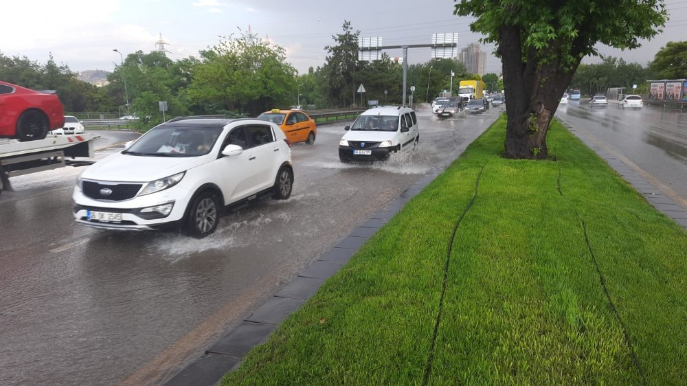 Ankara’da cadde ve sokaklar göle döndü