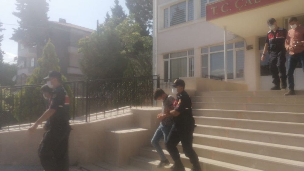 Çiftçinin samanına göz diken hırsızlar tutuklandı
