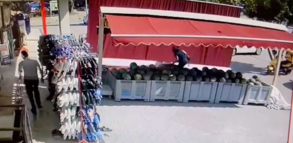 Devrilen market tentesinin altında kalan doktor kurtarılamadı