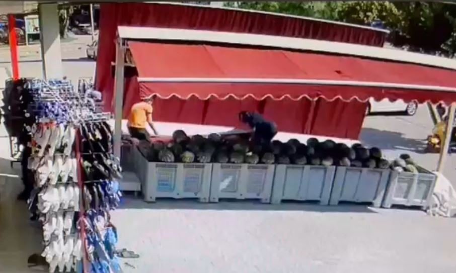 Devrilen market tentesinin altında kalan doktor kurtarılamadı