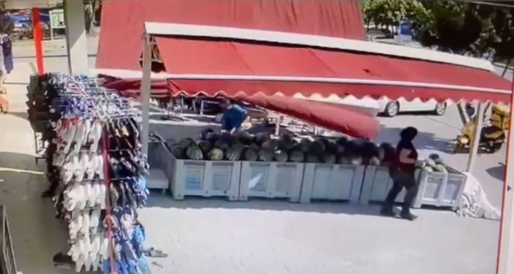 Devrilen market tentesinin altında kalan doktor kurtarılamadı