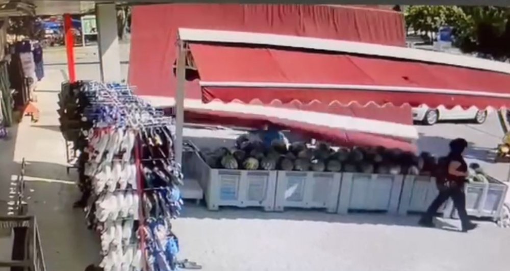 Devrilen market tentesinin altında kalan doktor kurtarılamadı