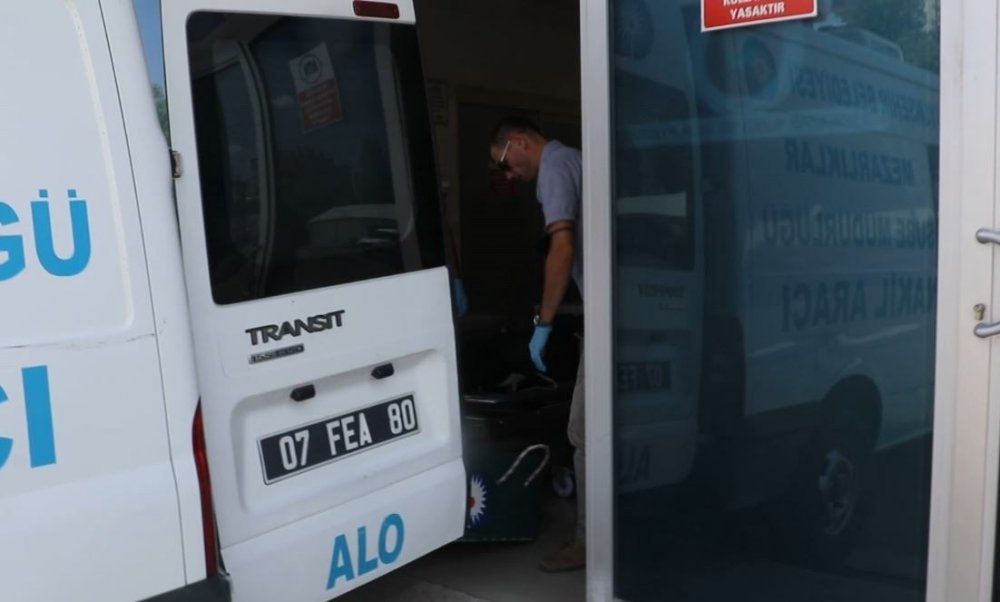 Devrilen market tentesinin altında kalan doktor kurtarılamadı