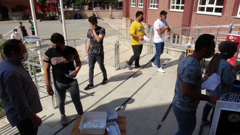 Konya'da son dakikaya kalan öğrenciler YKS’ye koşa koşa son anda yetişti