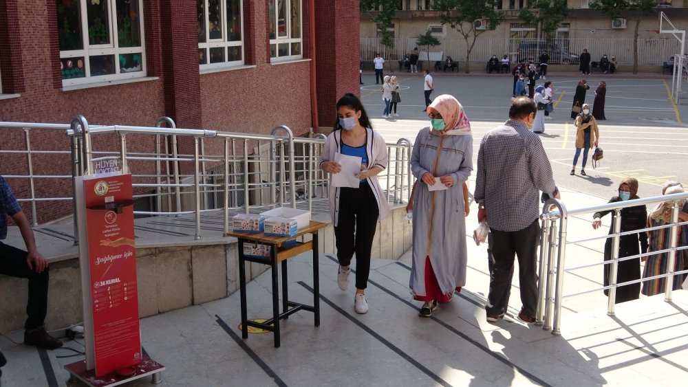 Konya'da son dakikaya kalan öğrenciler YKS’ye koşa koşa son anda yetişti